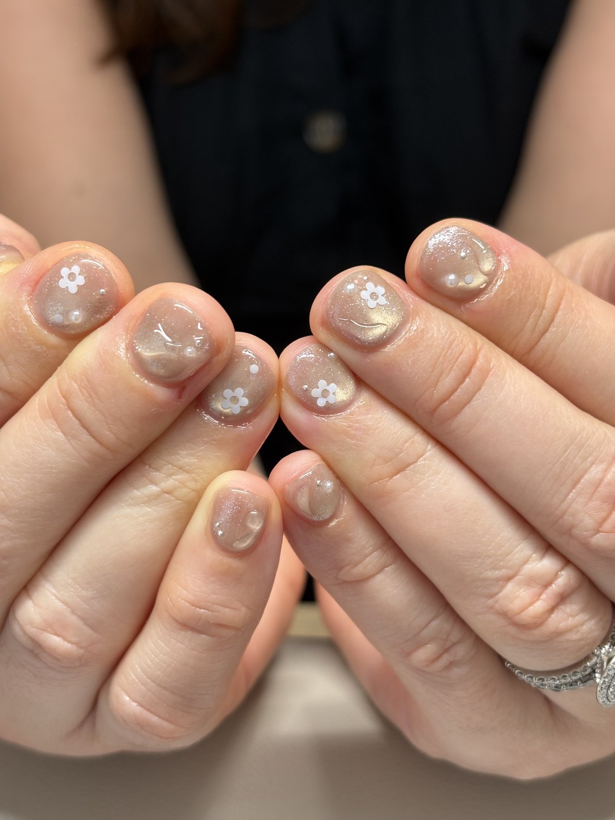 White Daisies on Champagne Chrome - nail design by lull., Harajuku Tokyo