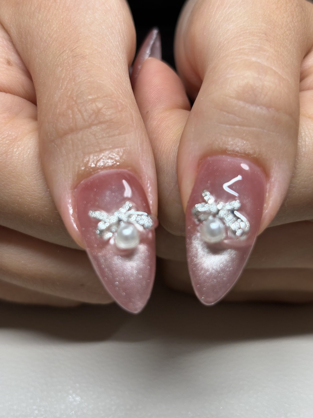 Single-Color Magnetic Gel with Four Charms - nail design by lull., Harajuku Tokyo